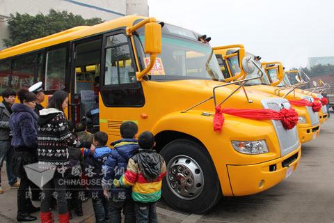 孩子们登上恒通新校车，高兴不已