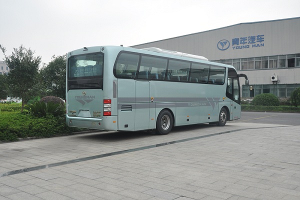 青年JNP6108V1客车（柴油国五24-47座）