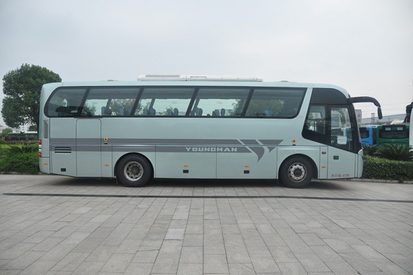 青年JNP6108V1客车（柴油国五24-47座）