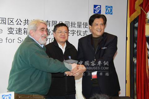 苏州工业园区公共交通有限公司批量使用ZF AS Lite 变速箱合作备忘录签字仪式后合作双方合影留念