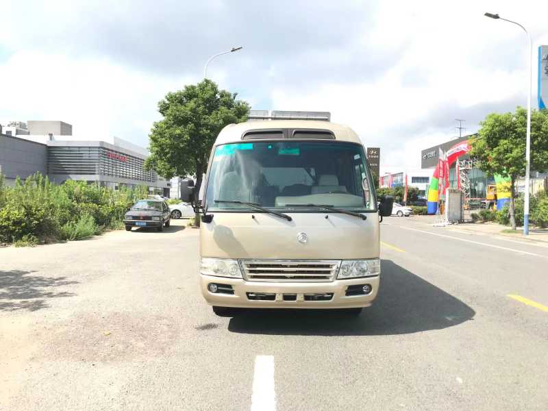 19座金旅考斯特汽油客车