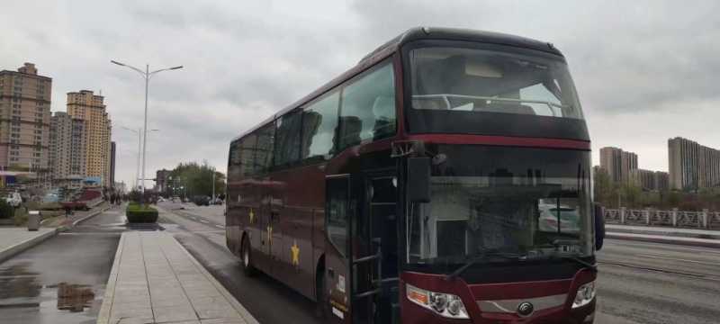 两台东北配置52座双层玻璃宇通6126型客车