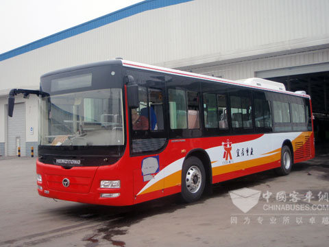 车身有“五个重庆”醒目标志的恒通大站快车即将投入运行