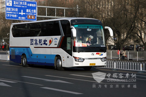 行驶在长安街上的大金龙服务车辆