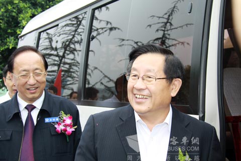 科技部部长万钢细看恒通新能源客车