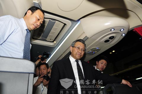 李盛霖部长体验海格智慧客车的先进性能