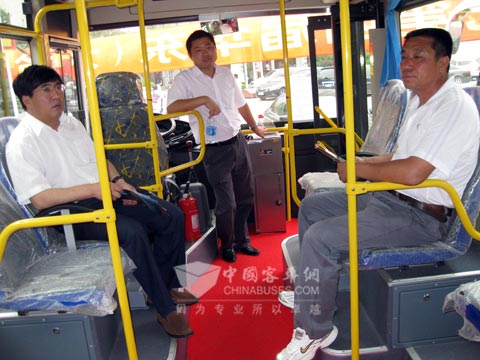 江苏客户向技术人员咨询车辆配置
