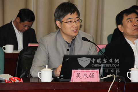 客车网总编辑吴永强主持第六届影响中国客车业座谈会