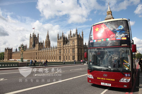 安凯双层观光车在英国伦敦泰晤士河畔议会大厦旁