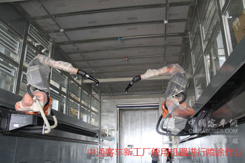 中通客车新工厂使用机器进行喷涂作业
