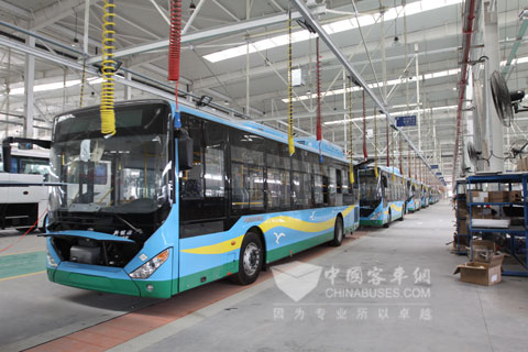 生产线上的中通客车