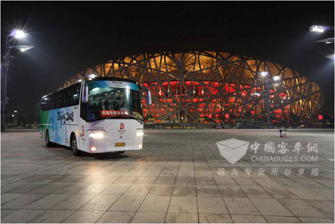 奥运会鸟巢门口值勤的中通新能源客车