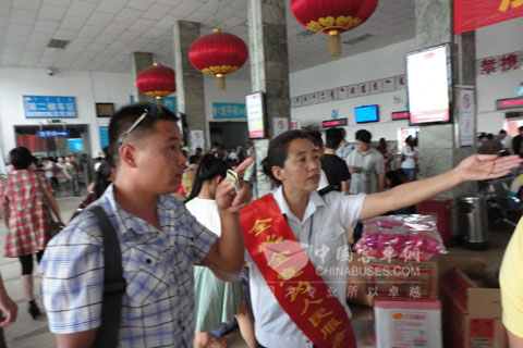 站务员为旅客提供热情服务