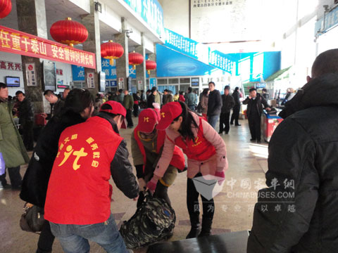 志愿者全力帮助旅客