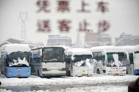 2010年公路春运的高峰被大雪阻挡