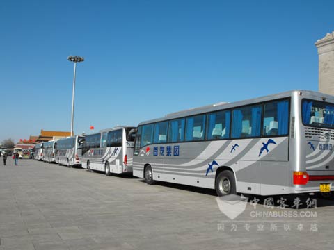 "英姿飒爽"的两会客车