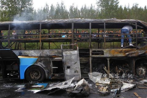 大客车爆胎后发生车祸惨案