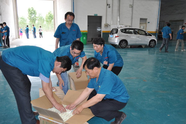 车间发放防暑降温用品