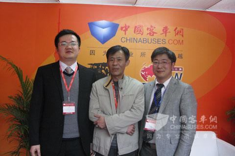 驿力执行总经理陈海明（左）董事长陈江锋（中）客车网总编辑吴永强